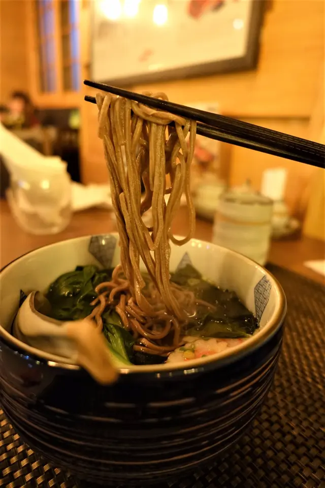 蕎麥麵份量豐足又飽肚！麵質軟硬適中