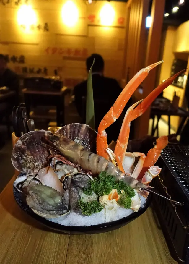 五種海鮮包括：南非鮑魚、北海道扇貝、日本生蠔、松葉蟹腳及大虎蝦
