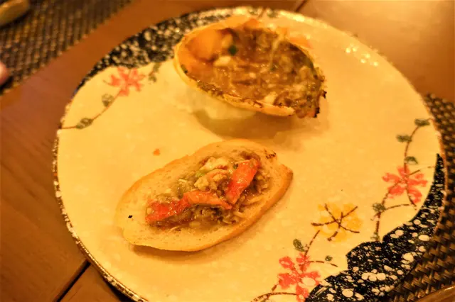 把蟹肉蟹膏塗在多士上細味，多士吸收蟹膏的鮮味精華！