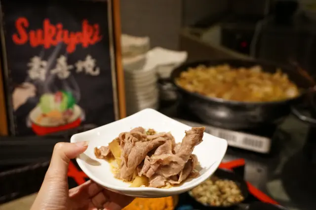 那湯頭帶野菜的鮮甜,牛肉嫩香帶牛脂,配入味得很的野菜,好吃得要密密追加。