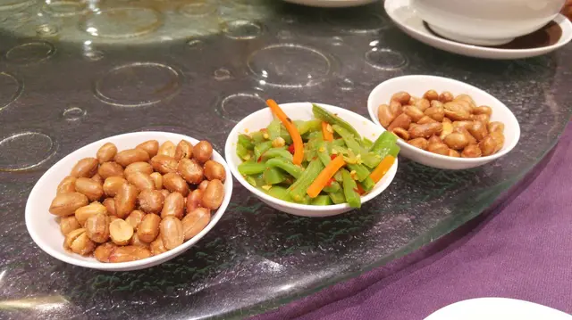 餐前小食: 花生和鹹菜