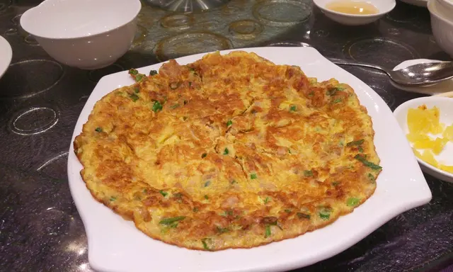 煎得金黃的蛋餅, 具有一定程度的厚度, 入口鬆化