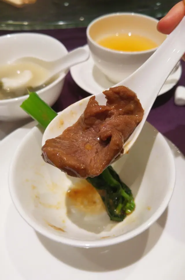 大片牛肉帶嚼勁, 令這碟勉強達收貨程度