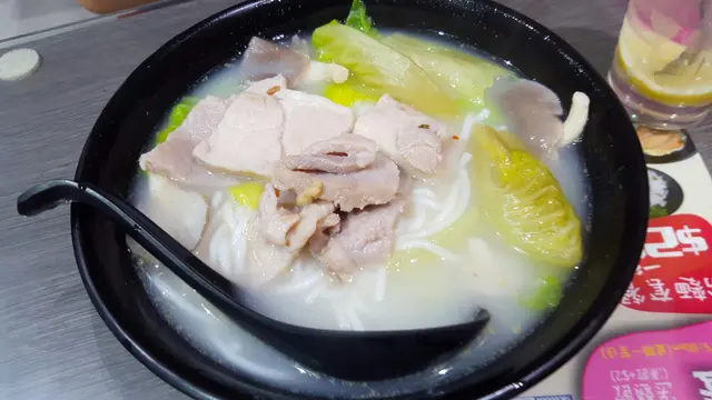 人氣豬骨雞湯米線