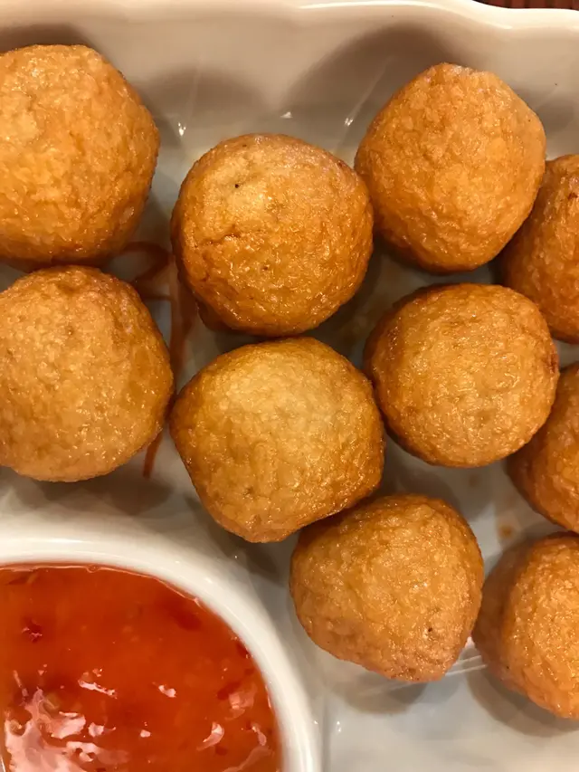 魚蛋熱辣辣啱啱炸好配上泰式辣醬,彈牙又好食!