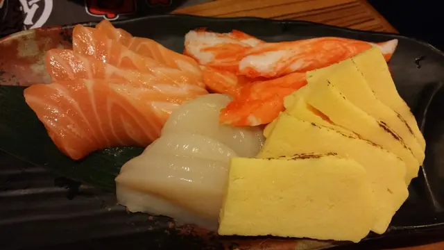 刺身非常新鮮, 三文魚味道鮮美; 蟹棒和玉子都很不錯; 帶子刺身簡直超鮮甜!