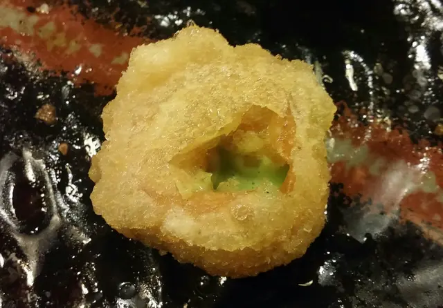 外層鬆脆, 入面是已溶化的雪糕, 散發著淡淡抹茶味, 吃起來微暖, 不錯👍