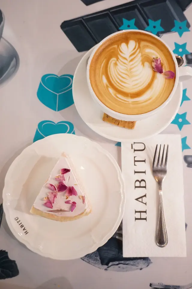 一杯咖啡,一片小蛋糕,輕怡卻不便宜的午茶。