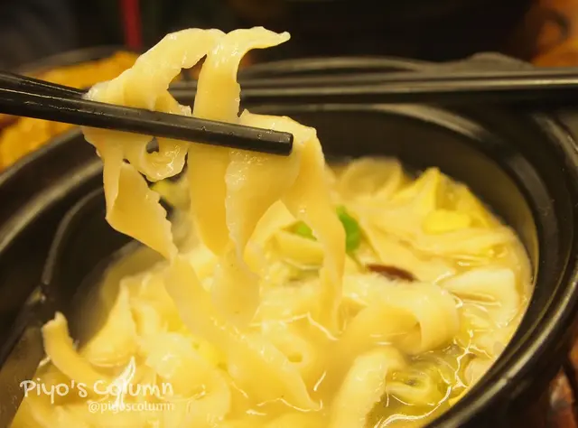 刀削麵麵底,厚切感覺較raw。咬感煙韌彈牙,絕對值得!