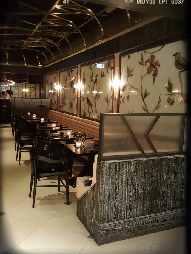 接待處身後有一排半梳化式合拼散座