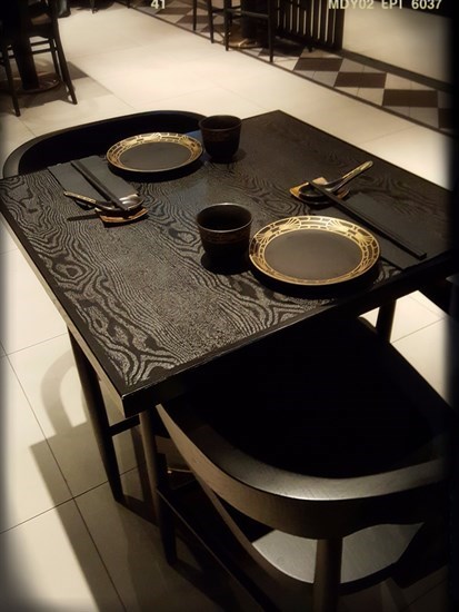 黑色木造餐桌