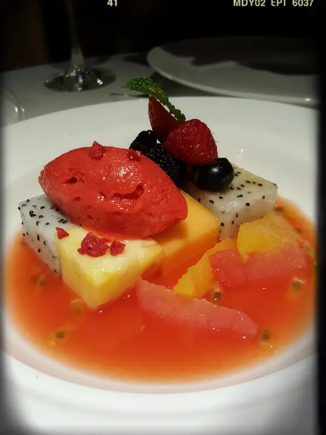 Macedonia di Frutti freschi con sorbetto ai Lamponi - Fresh Fruit salad with Raspberries Sorbet（$88）