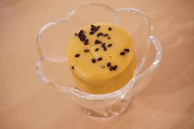 外型像極了小蛋糕,其實是以蕃薯做成的日式甜點。