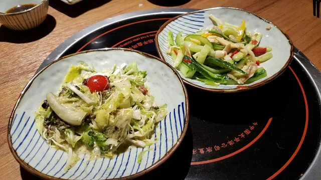 醬油沙律，真的偏咸，而另一碟青瓜片雞絲味道不錯