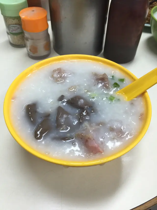 不過不失。豬紅夠細件,入口不會太熱而豬紅心無味;  碎牛加了粉份仔去撈煮,味道調得不錯。