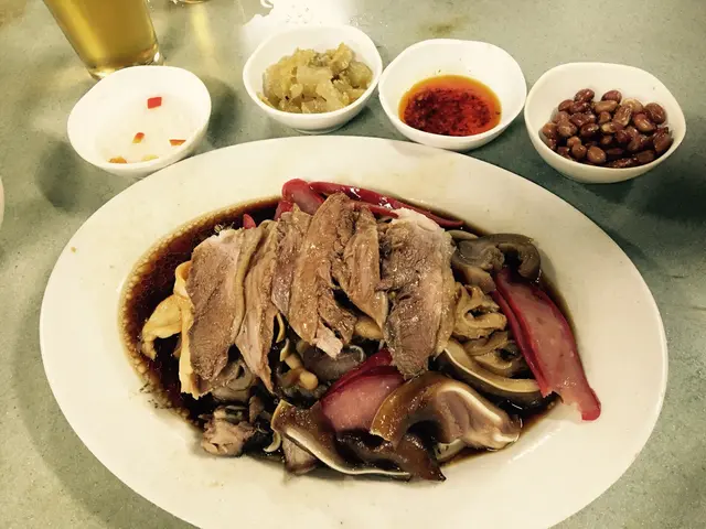 是舊式大牌檔那種，地上有頭的，厠所就滑滑濕濕。但枱上是乾淨的，有餐巾，茶供應。