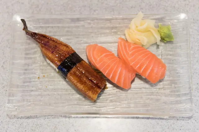 三文魚壽司, 巨鰻壽司