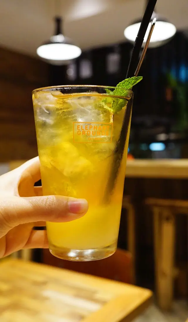 配上甘爽烏龍茶和冰塊, 降溫又解渴