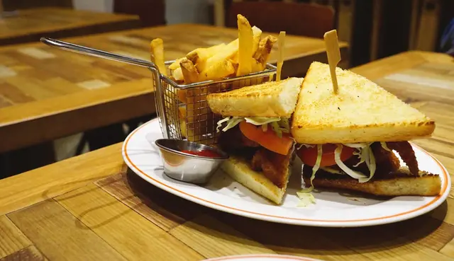 烘過的吐司內夾有兩大塊炸魚柳