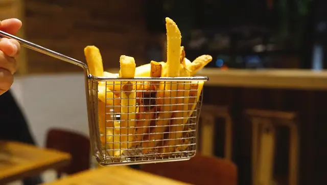 伴碟的粗身炸薯條同樣炸得金黃, 香口誘人的炸物