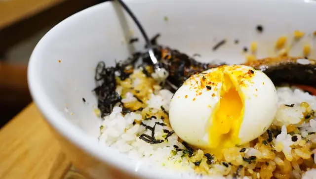 破開後蛋黃汁溢出, 伴入蛋漿, 令鰻魚盡收流心蛋黃的精髓