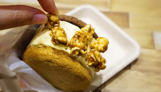 焦糖爆谷加上焦糖雪糕, 滿滿的焦糖香, 是鐘愛焦糖的不容置疑頭號選擇