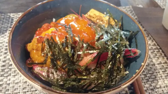 油甘魚海膽三文魚子丼