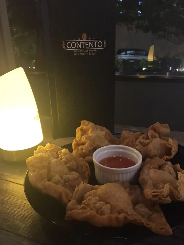 酥炸⾃家⼿⼯⼩雲吞