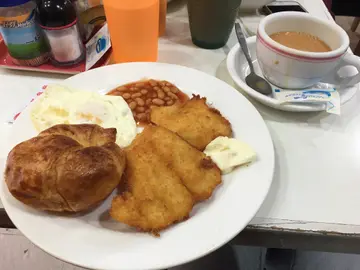 鱼柳炒蛋牛角包