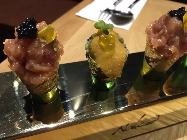 吞拿魚蓉中以七味粉調味 ,軟綿鮮甜中帶微辣,
海膽軟滑,食落海水味比較薄弱,但鮮甜味都算突出,
加上微微滲透着鹹鮮的魚子醬和香脆可口甜筒,
味道、口感都很創新呢!😋