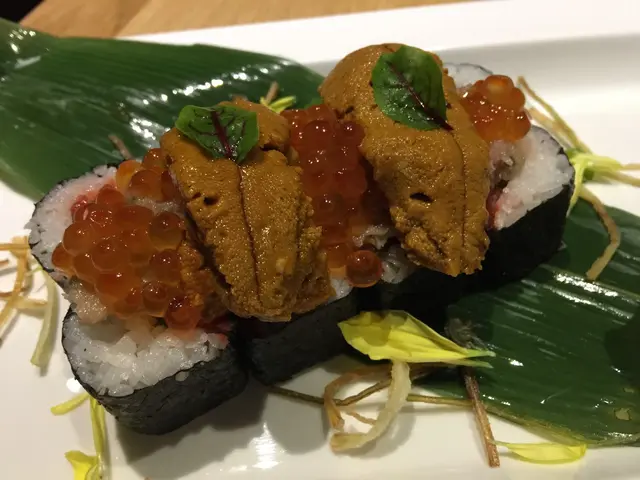 三文魚子的鹹鮮一咬下去便在口腔內爆發,
吞拿魚蓉軟滑,入口油潤肥美。😋
飯卷裡面亦很有心思地加了紫蘇和漬物,
令卷物嚐起來更有口感和味道的層次感。👍🏻