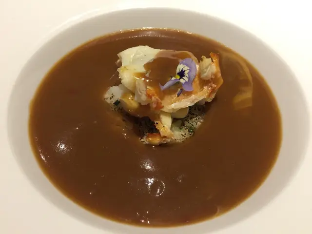 店家用龍蝦殼熬出濃郁又甜美的龍蝦湯,呈現出最自然的醇香 ,「濃湯」不愧為濃湯!👍🏻