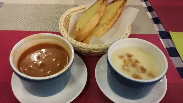 紅湯味道夠濃，好好飲。白湯不會太稀，剛好，好好飲，但覺得如果可以熱一啲會好咁好飲一啲。蒜蓉包不是熱，但很脆，好好食。88