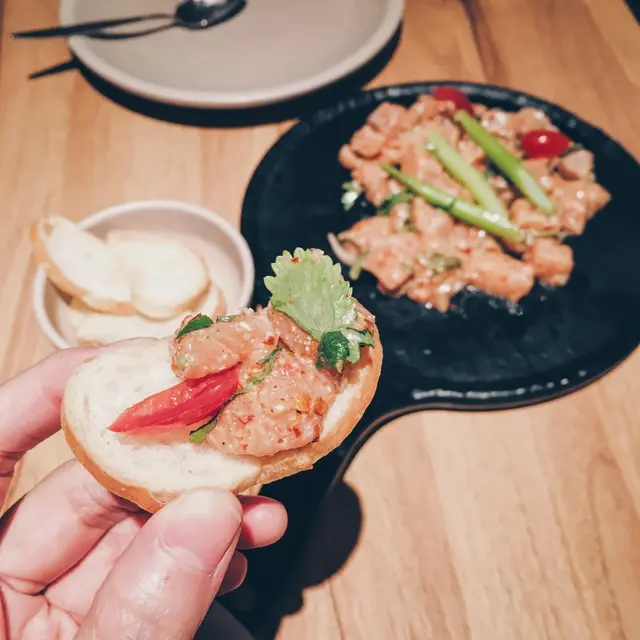 泰式三文魚配薄多士