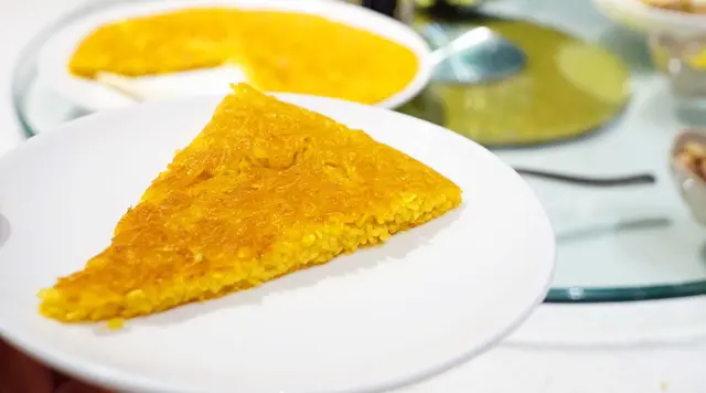 煎得金黃的麵條有著香脆與柔軟的口感