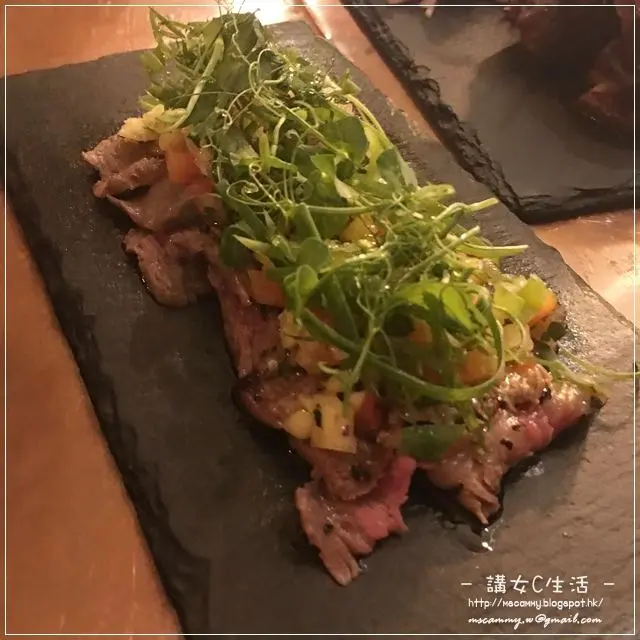 香煎和牛肉配菠蘿莎莎。香蔥碎