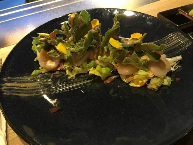 冰菜用在沙律中非常爽口，醬汁帶芝麻味，但感覺也不油膩，恰到好處！