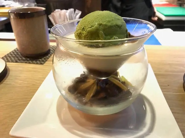 師傅反覆強調這是計算過卡路里的甜品，不用太罪惡xd 的確整個甜品都不太甜，咖啡的香味也中和了味道，脆脆則增加了口感，很有心思的一道甜品。