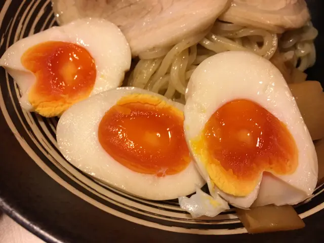 9蚊可以要多兩隻蛋(圖中有一隻係碗麵本身跟嘅),賣相其實唔錯,不過食落都係似熟蛋多