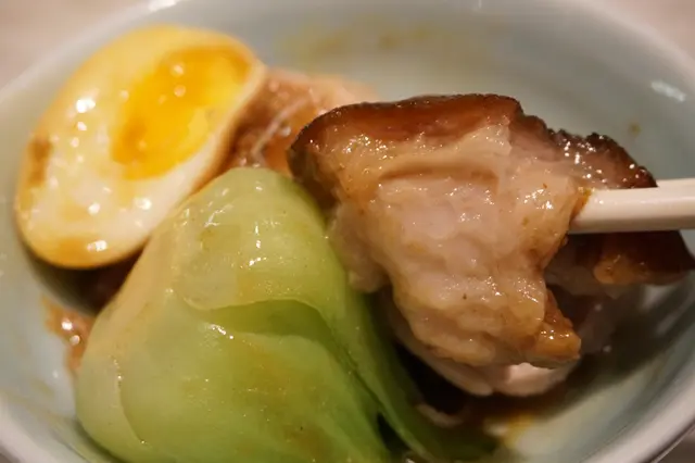 骨膠滑滑的,肉質入口即化,肉香滿溢