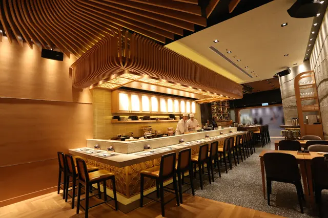 酒吧旁的壽司吧帶著傳統日式居酒屋風味