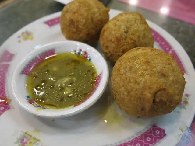 小欖炸魚球加蜆蚧