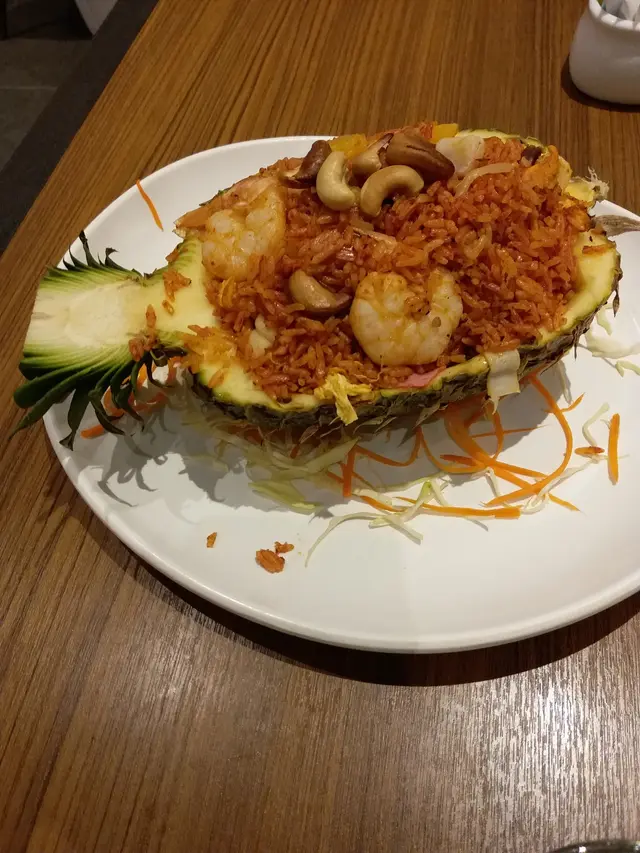 原隻菠蘿海鮮炒飯