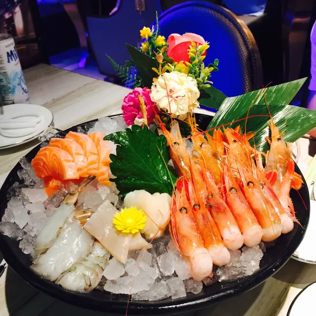 新鮮刺身: 甜蝦, 三文魚, 極大赤蝦, 帶子, 象拔蚌