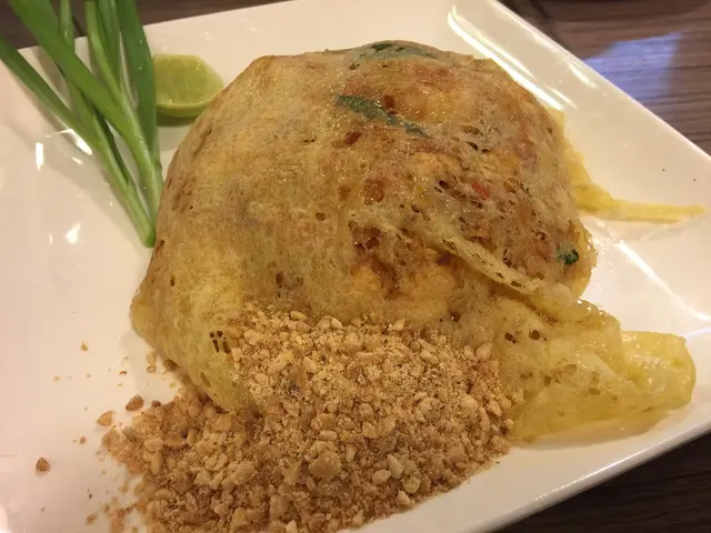 煎得金黃的蛋把金邊粉包好,不但美觀,又有保溫的作用~