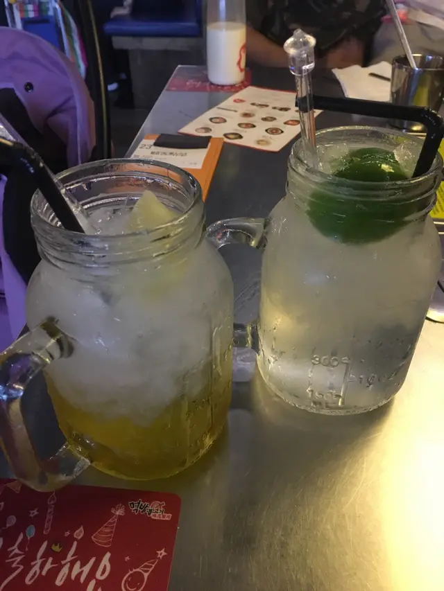 菠蘿梳打及青檸梳打