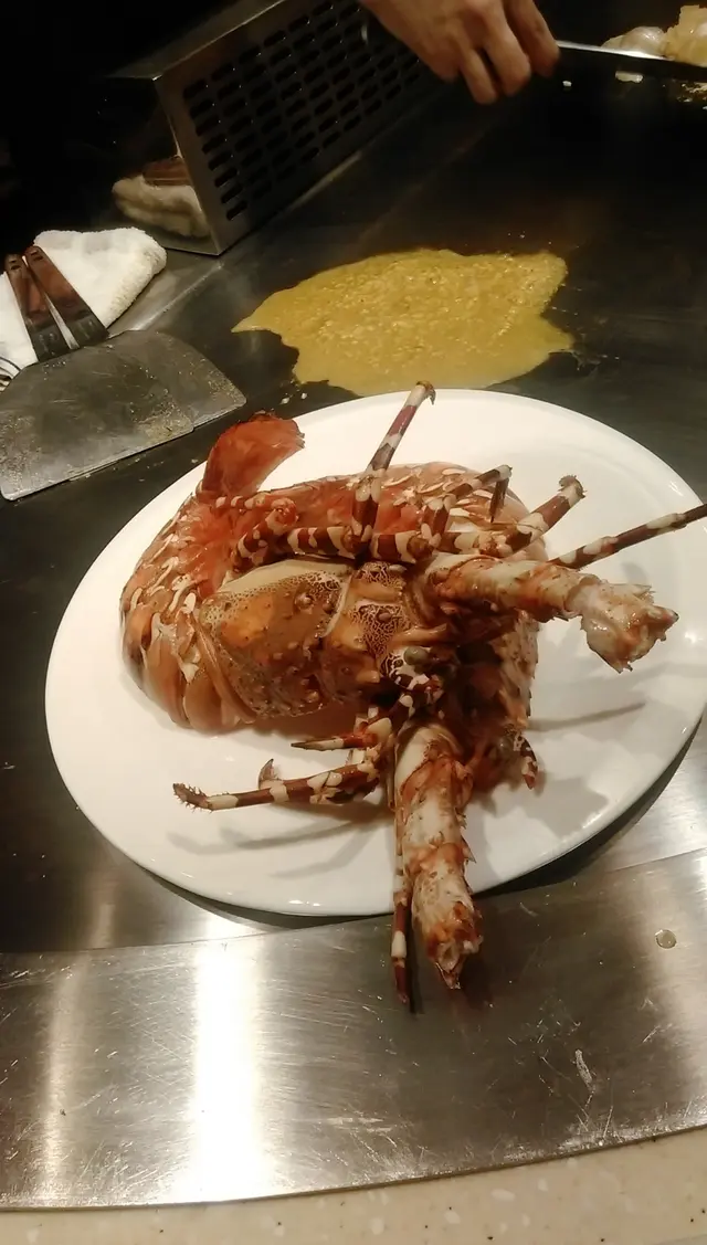 烤靚靚個龍蝦殼，待伴碟用