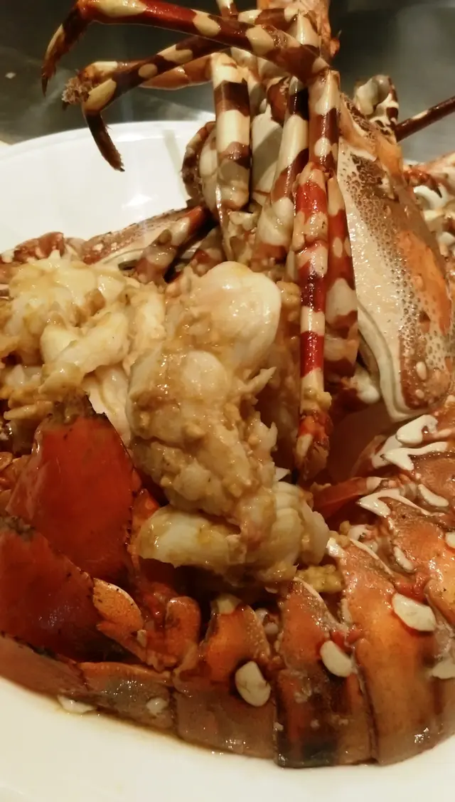 大大啖龍蝦肉，望見都口水流