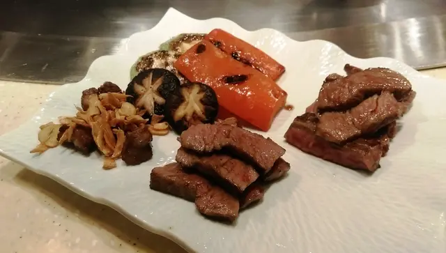 左：燒和牛邊(粒)，中：全熟和牛，右：七成熟和牛