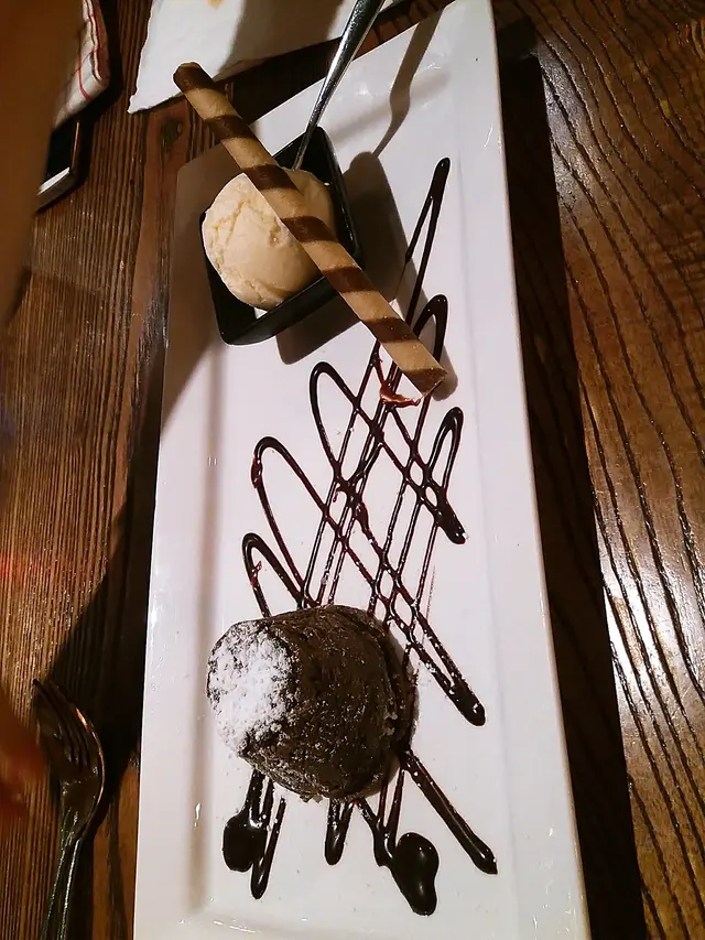 朱古力熔岩伴雲尼拿雪糕